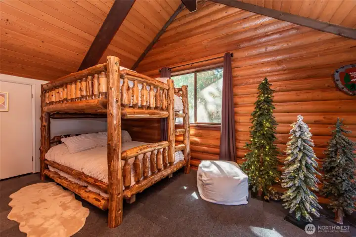 Flexible loft space for guests