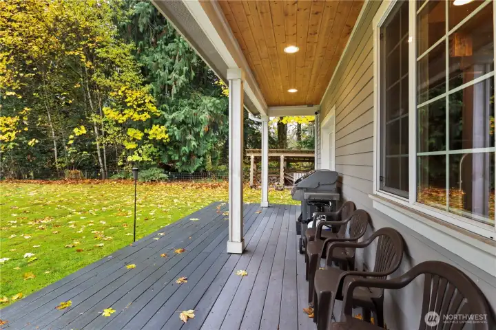 ...and to the right, more seating & the BBQ space that flows into the dining room.