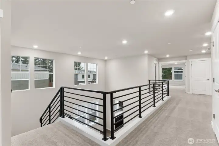 Open and airy landing on 2nd floor ~