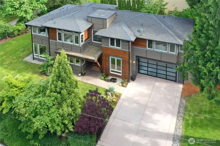 Contemporary and luxurious home set up on a flat and sunny corner of Springridge Road.