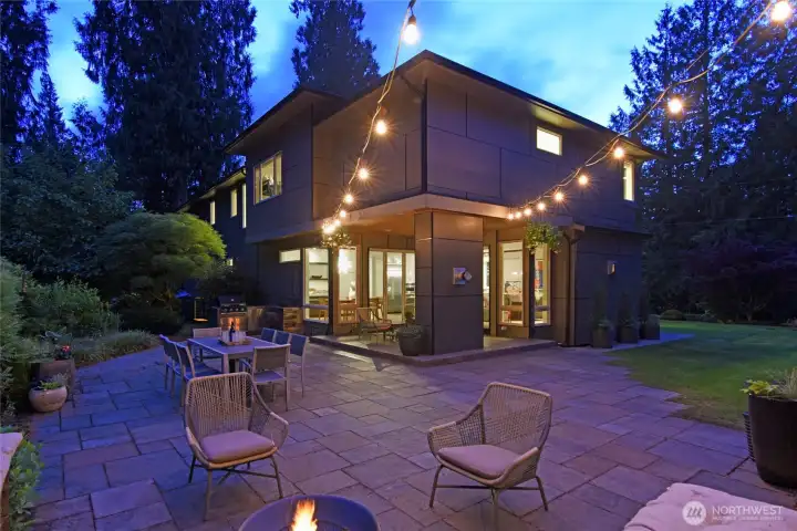 Garden can accomodate large or intimate groups.