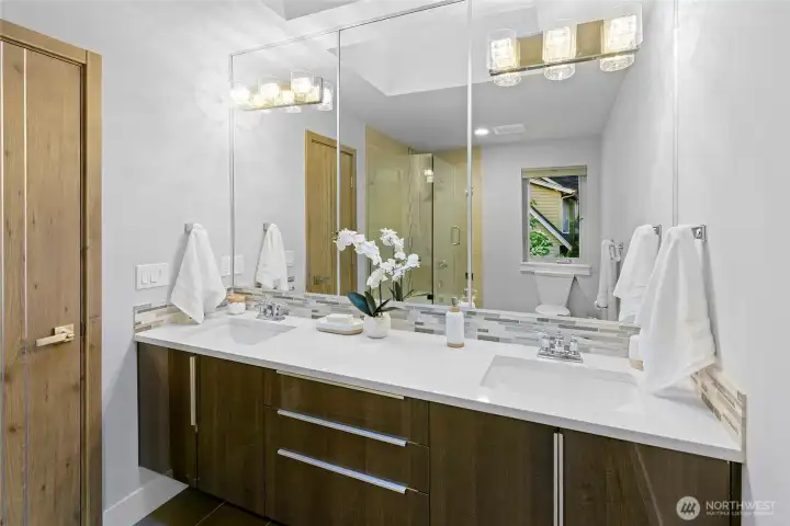 Shared bath for these 2 guest bedrooms.