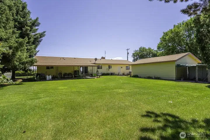 Workshop, dog kennel, big backyard