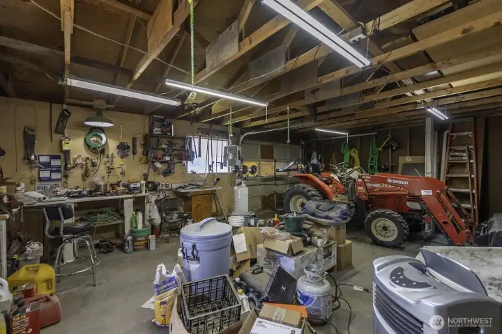 Workshop, tractor not included
