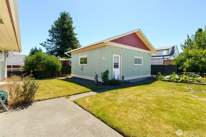 For you shop lovers, this home features a 400 sq ft 2 car attached garage plus this 440 sq ft shop off the alley with 1 garage door. Plenty of room for car buffs or just room for a shop or toy storage.