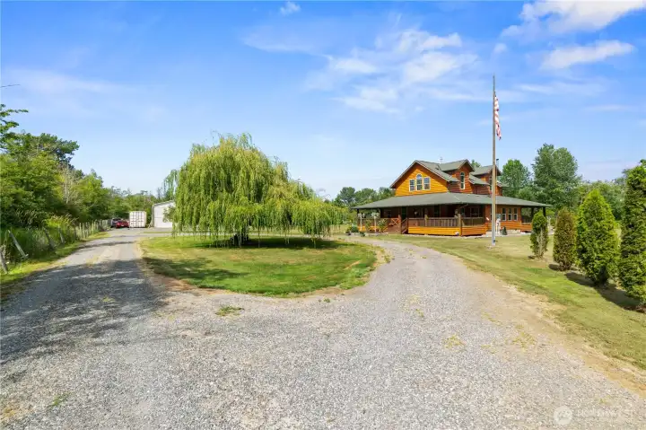 Private gated circular driveway with ample parking to your dream property. Private gated circular driveway with ample parking to your dream property.
