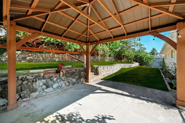 Great spot to entertain & dine under the gazebo!