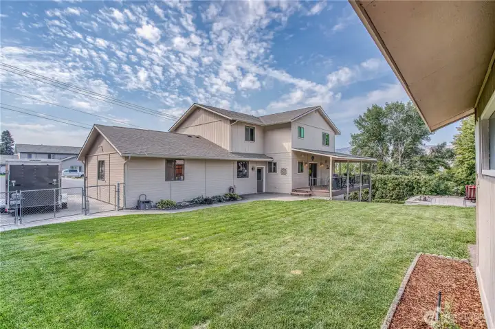 Large Fenced yard