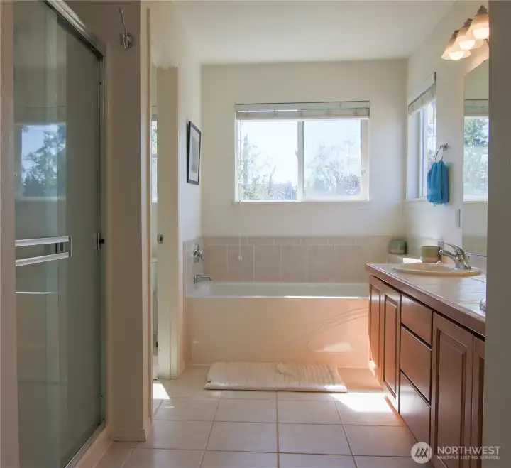 Primary bathroom w/ dual vanity + soaking tub