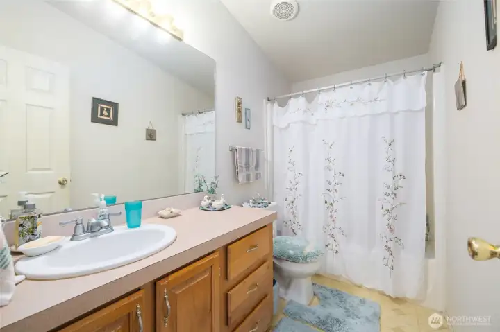 Full guest bath.