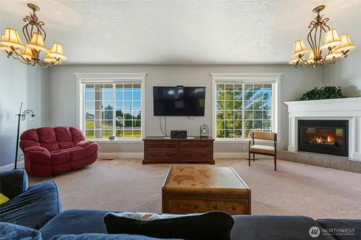 Large Bonus / Sitting Room