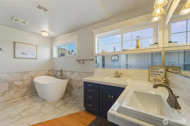 Primary Ensuite #2 - Upstairs