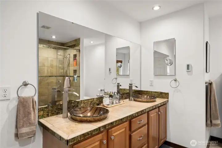 Double vanity in primary en-suite