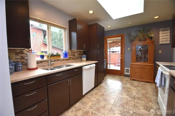 Bright and open kitchen w/granite countertops and stainless appliances. Lots of storage.