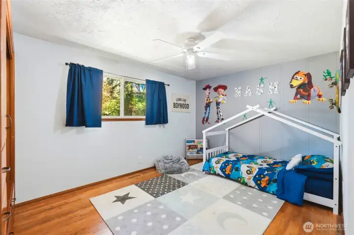 Bright secondary bedroom with spacious layout, perfect for guests, kids, or multi-use flexibility.