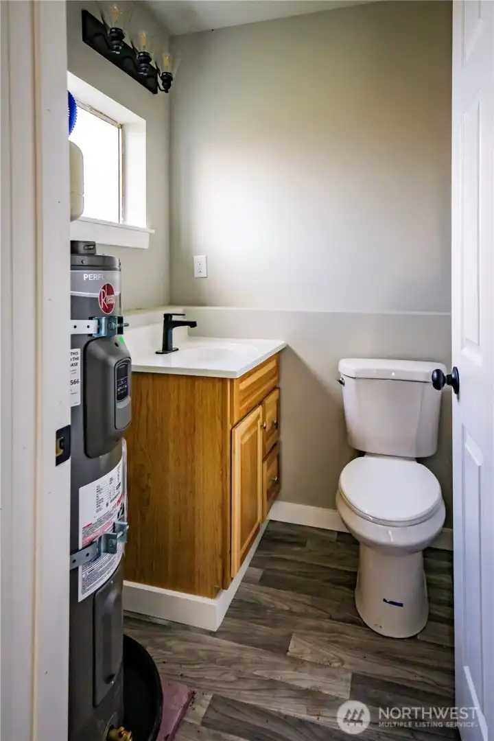 1/2 BATH IN GARAGE 1/2 BATH IN GARAGE