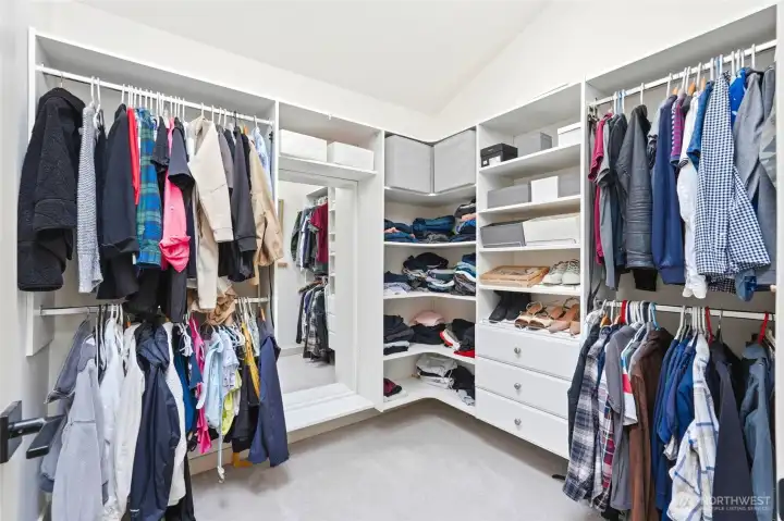 WAlk-in closet WAlk-in closet