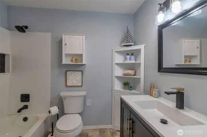 2nd view of guest bathroom.