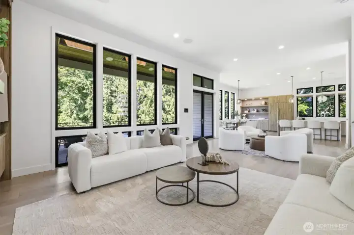 Impressive living room overlooking the covered outdoor space