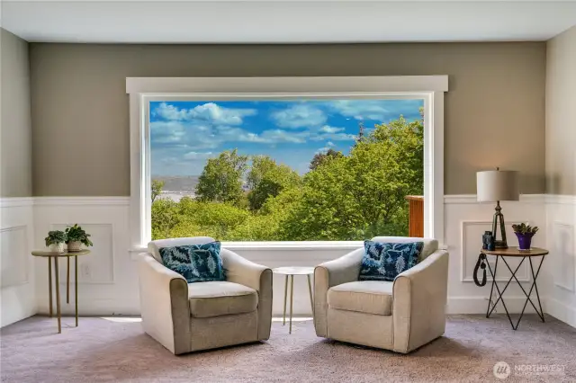 The ideal location to observe flora and fauna of the greenspace behind the house. In the winter months, use binoculars to catch a glimpse of the Bald Eagle's nests across the area.