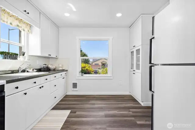 Bright & Light Cozy Kitchen~