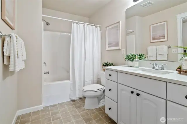 Full bath on main.