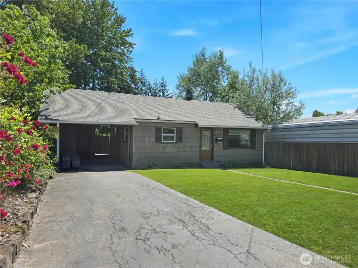 Conveniently located with quick access to the local park, shopping, restaurants, and I-5.