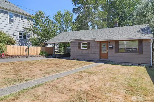 Conveniently located with quick access to shopping, restaurants, and I-5.