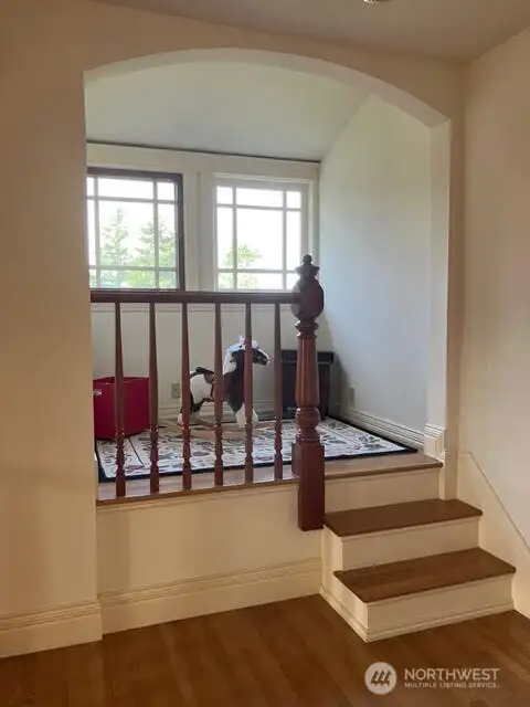 Elegant niche located at the top of the stairs.