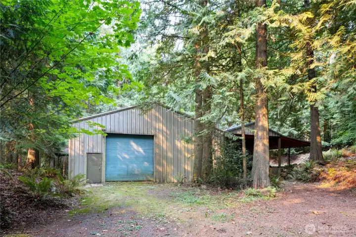 Large Detached Building with Endless Potential