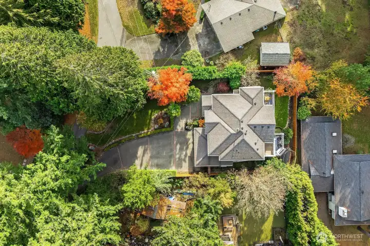 Located down a private drive, the house is very private. Situated in the Highlands neighborhood, this home is walking distance to the Kirkland Corridor Trail. Easy access to the 405, tech cooridor and DT Kirkland. Lk WA schools including Peter Kirk Elementary.