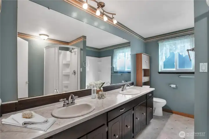 Full hall bath on main is a 5pc bath with jetted tub!