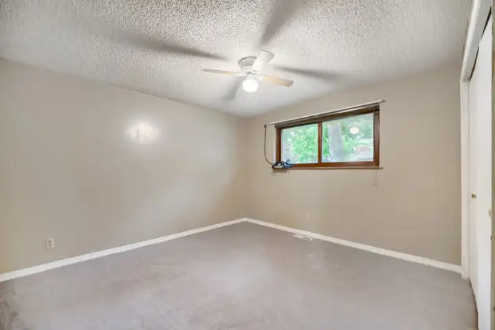 2nd bedroom on main with no virtual staging. 2nd bedroom on main with no virtual staging.