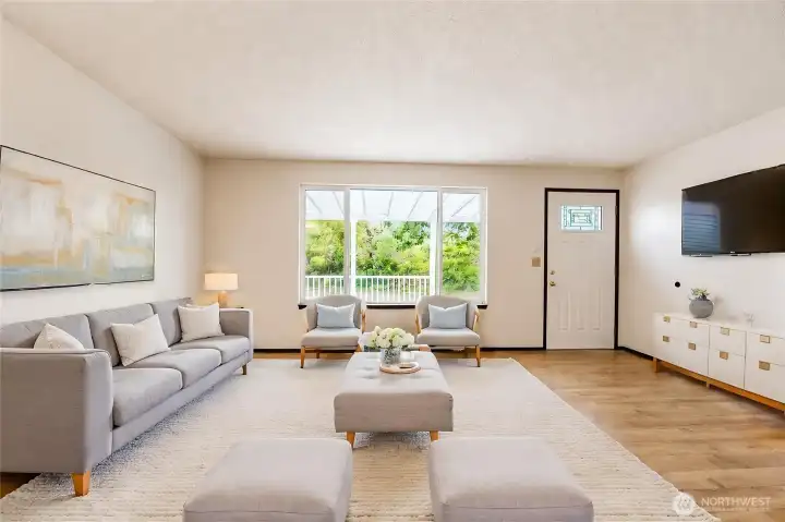 Living Rm (virtually staged)