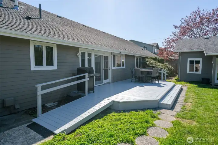 Large deck for entertaining. Recently refreshed with new stain