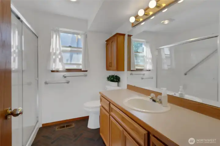 Ensuite bath w/walk-in shower