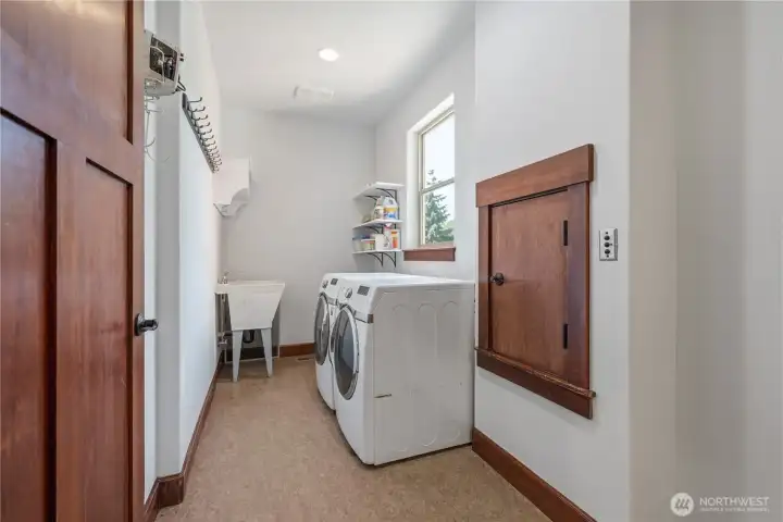 main level laundry room/mud room