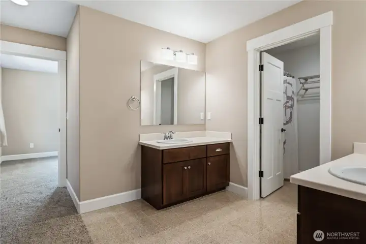 connecting bathroom between two bedroom