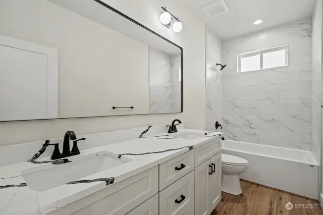 Full second bathroom to servie the additional 2 bedrooms.