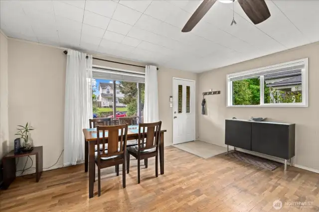 Front/ dining area.