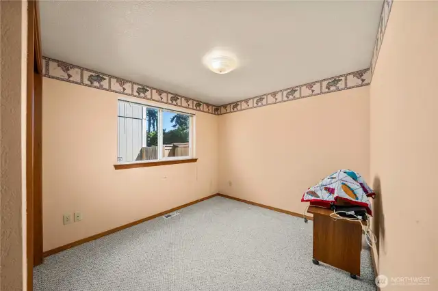Secondary bedroom.