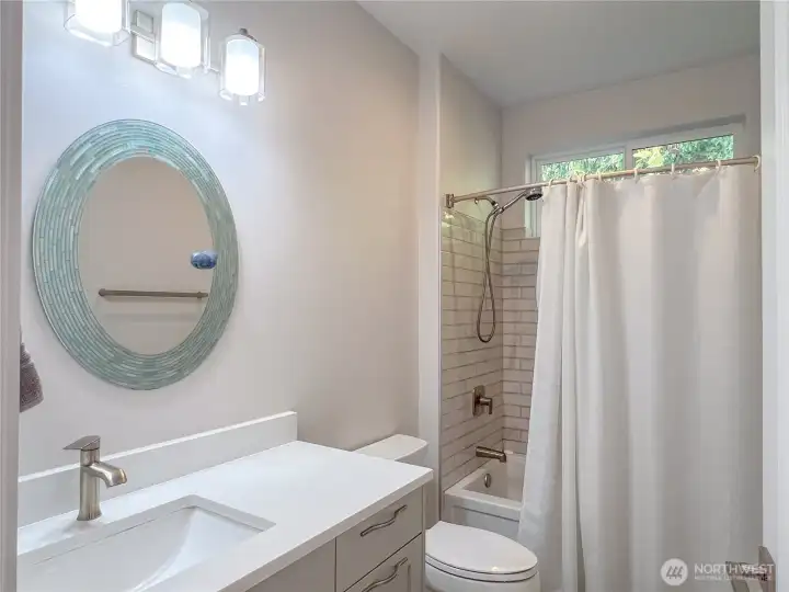Full main bathroom conveniently located between the two bedrooms.