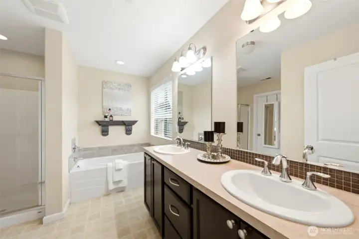 Private 5-piece en-suite bath. Private 5-piece en-suite bath.