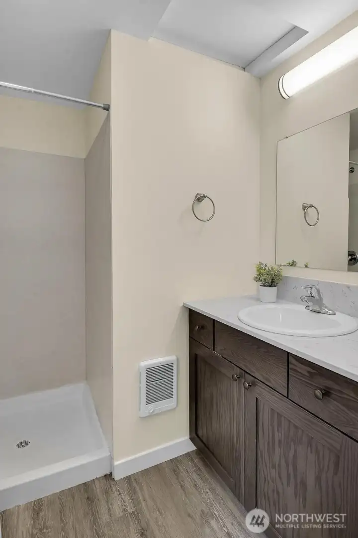 Unit B ensuite Unit B ensuite