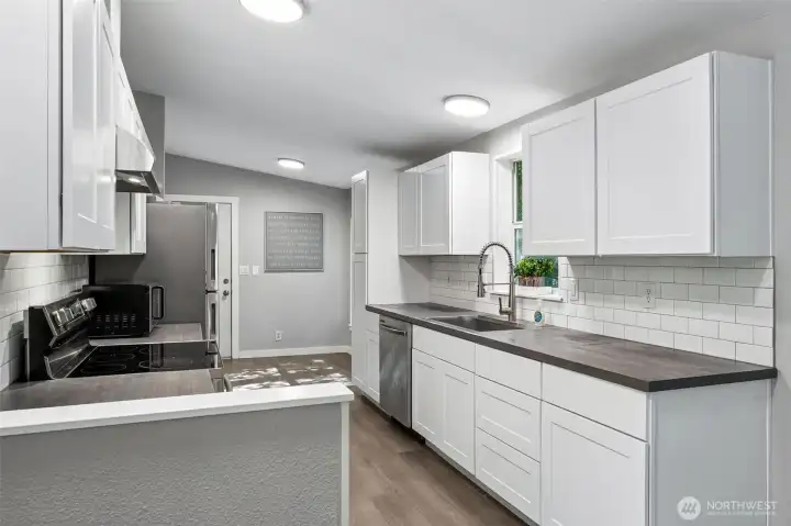 Fully updated kitchen w/ SS appliances.