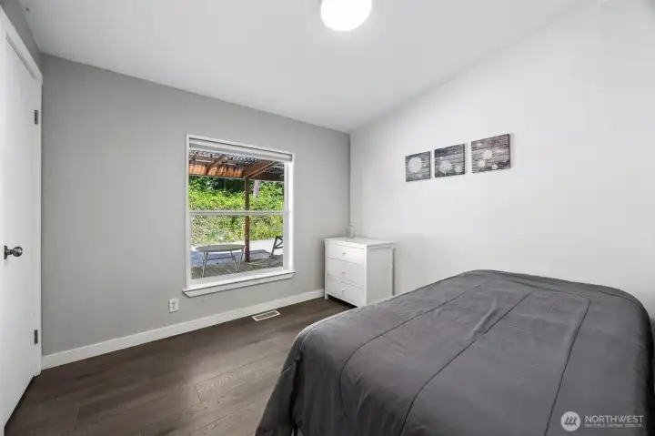 Spare bedroom w/walk-in closet.