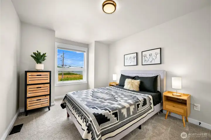 Comfortable and flexible, this bedroom is ready to adapt to your needs—whether for family, guests, or a dedicated workspace.