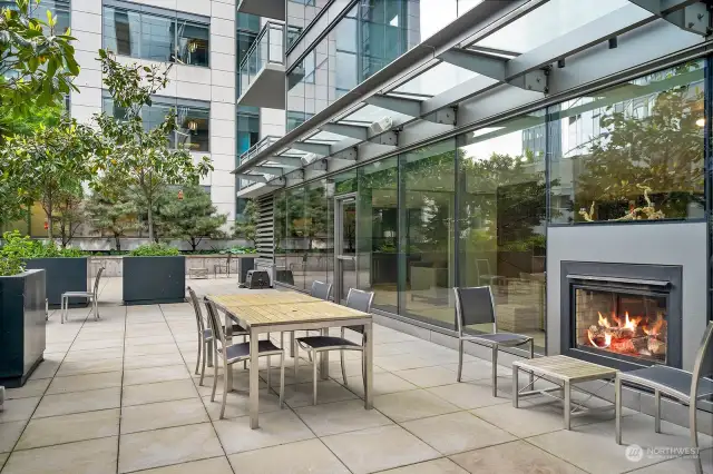 Enso offers fantastic amenities for its residents, including this beautiful rooftop outdoor area with a fireplace, BBQs, and spaces to relax on your own or with friends.