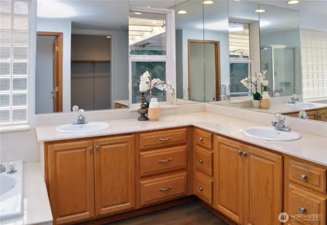 Main bath 2 sinks