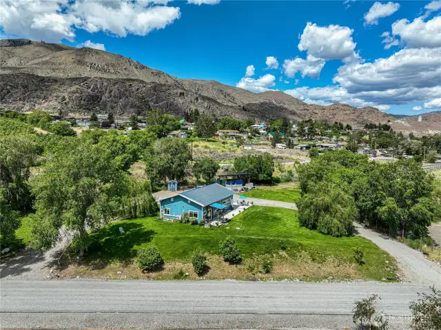 Don't miss out on this private and spacious location for your recreational oppurtunity just a minute away for the public boat launch at Chelan Falls Park